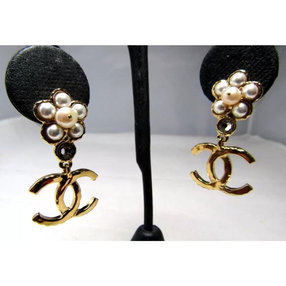 CHANEL 24P Crystal Glass Pearl Flower CC Logo Gold Plated Dangle Drop Earrings - Picture 10 of 10